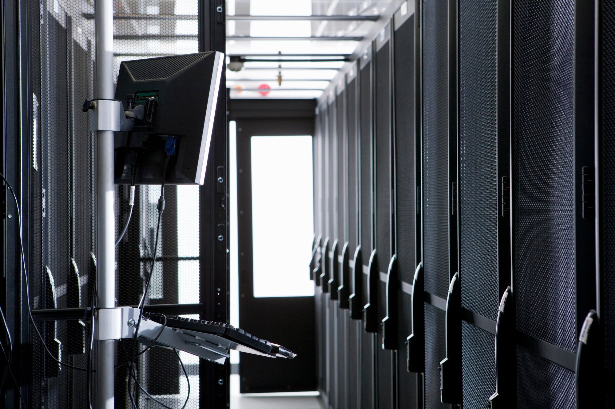 portable-computer-in-the-aisle-of-a-server-room-wi-2026-01-11-09-37-18-utc